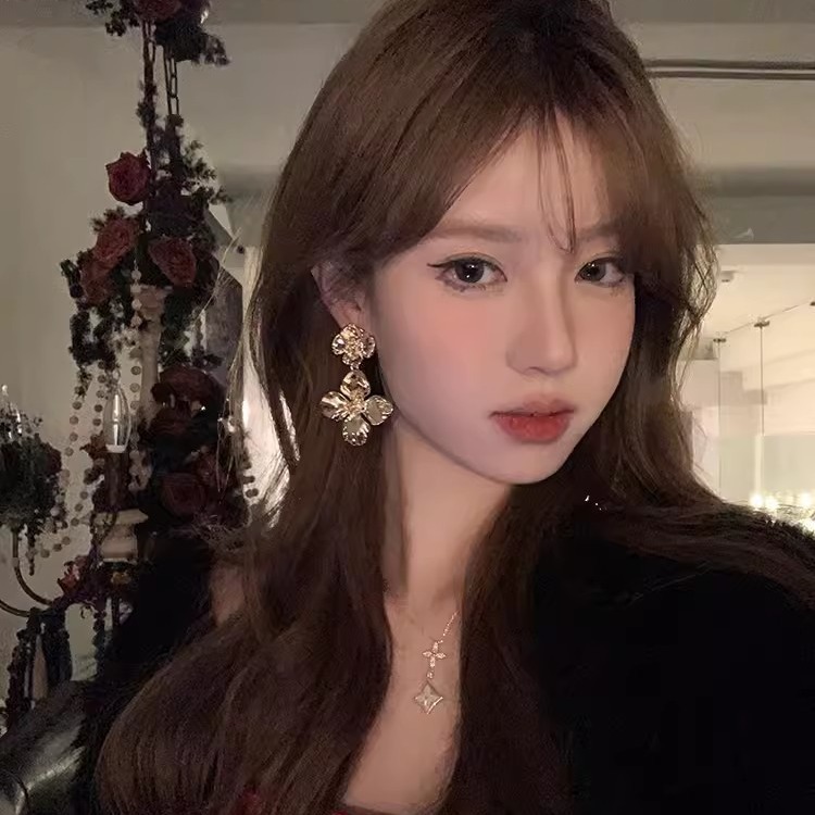 vintage floral metal heavy metal earrings with a high-end and exaggerated golden style. Earrings and accessories for socialites' evening gowns details Picture