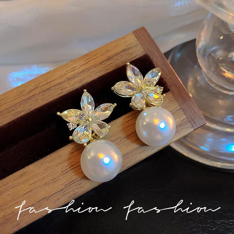 Gentle French style sweet earrings, exquisite zircon flower pearl stud earrings, women's fashionable and high-end light luxury earrings details Picture
