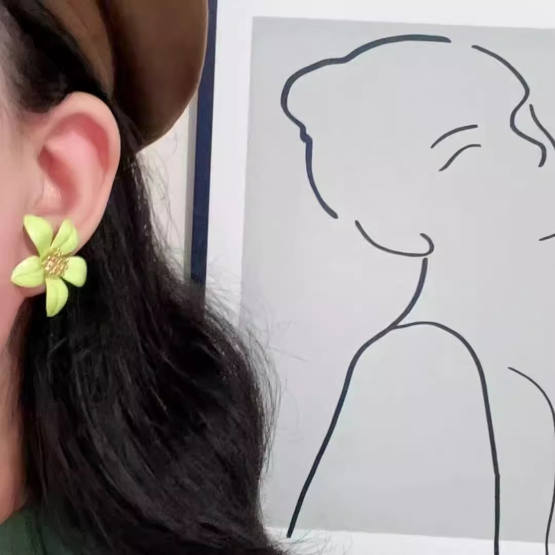 Early spring vacation style flower stud earrings with a niche design sense for women, a new 2025 bestseller, high-end and elegant earrings Application Scenario