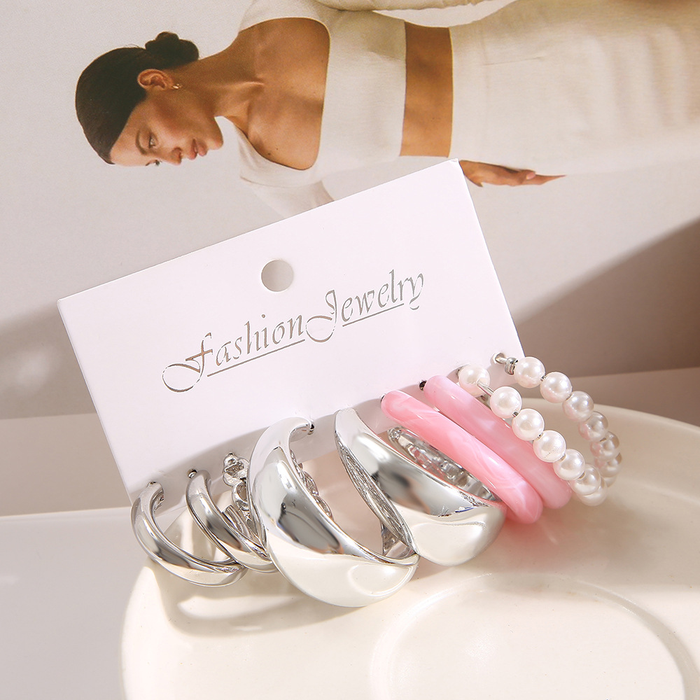 A new cross-border minimalist insC chain imitation pearl resin earrings 5-piece set of European and American fashionable earrings Application Scenario