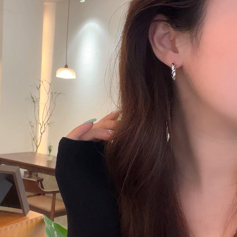 S925 Silver needle Japanese and Korean cold style twisted C-shaped stud earrings, the same style of trendy earrings, fashionable and individual earrings details Picture