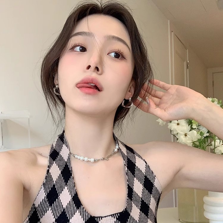 French irregular texture heart-shaped earrings for women, simple, fashionable and high-end style earrings, niche design, cold style earrings details Picture
