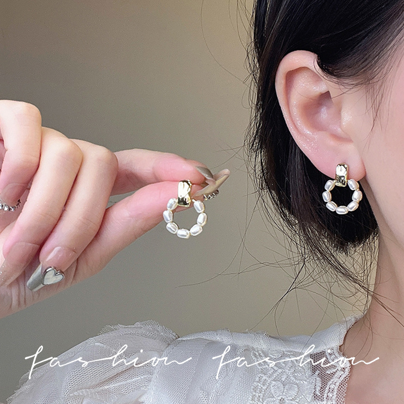 925 Silver needle high-end, niche pearl earrings, retro Hong Kong style, small and exquisite, elegant stud earrings full figure