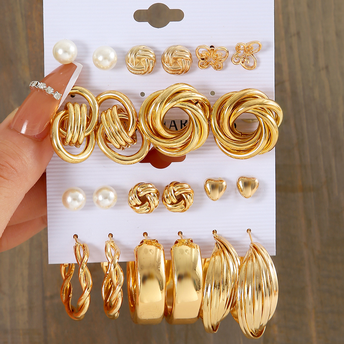 A set of 11 pieces of fashionable and elegant women's earrings featuring retro exaggerated heart-shaped stud and twisted twist earrings that are selling well across borders from Europe and America full figure