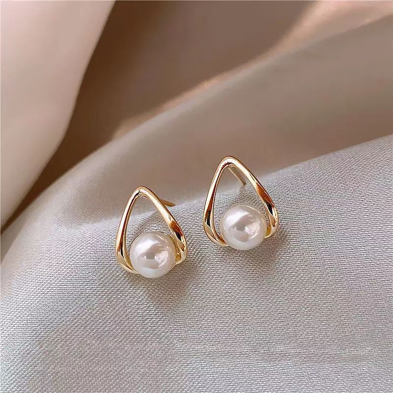 925 Silver needle simple teardrop pearl Stud earrings for women, Korean style fashionable, individual and creative earrings, ins style artistic earrings full figure