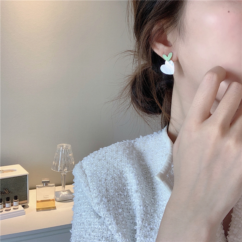 Fresh and cute acrylic heart-shaped earrings for women, with a unique and stylish design, unique and individualistic stud earrings, and sweet Korean girl earrings Application Scenario