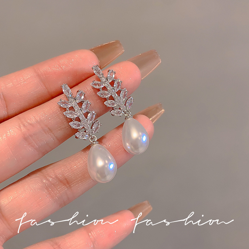 Exquisite zircon pearl stud earrings for women, a new fashion bestseller with a refined and elegant style. Light luxury, niche, unique and high-end earrings Specification drawing