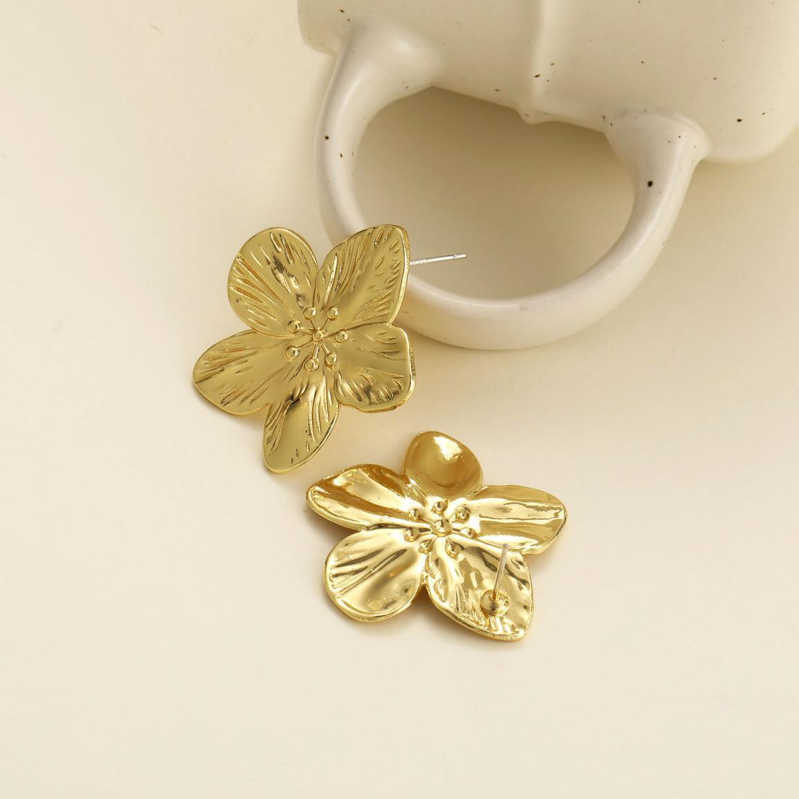 European and American cross-border best-selling flower stud earrings, fashionable, retro and niche style earrings, geometric pattern petal stud earrings for women Application Scenario