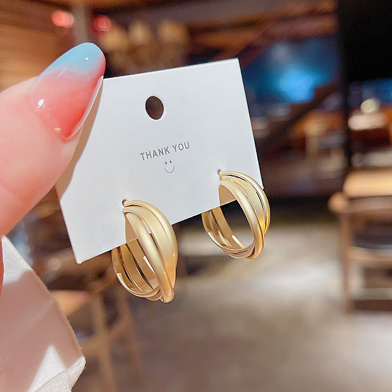 ins High-end retro C-shaped earrings for women, 2022 new trendy stud earrings, Dongdaemun, South Korea, a stylish and popular earpiece full figure
