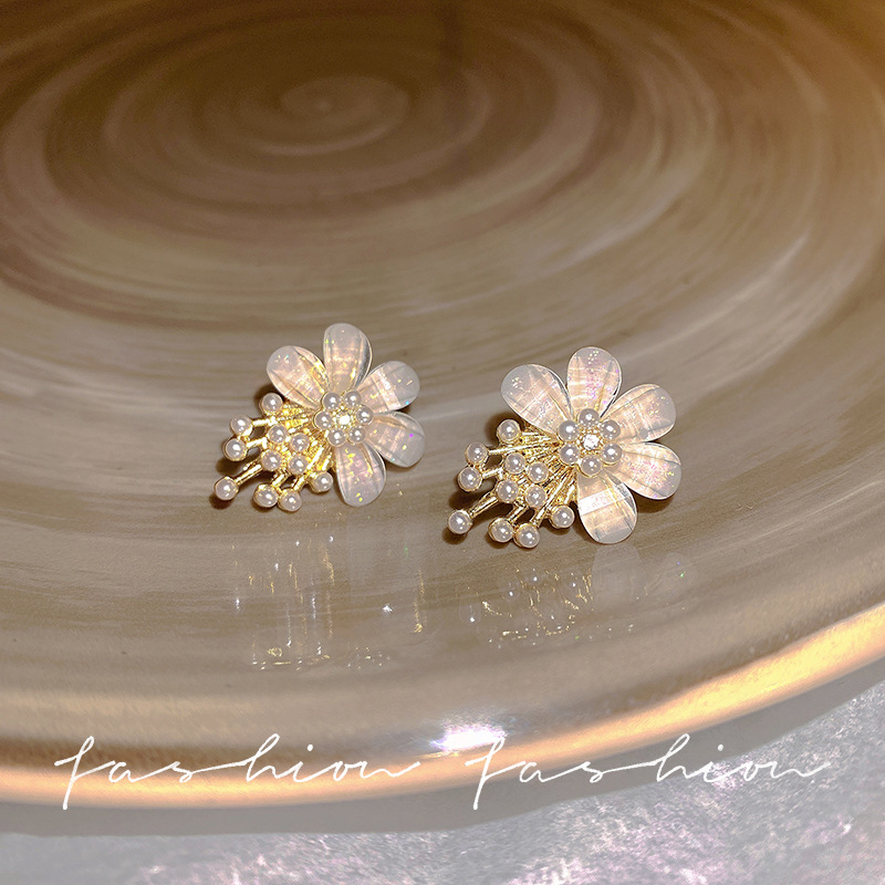 Flower pearl earrings, a new, trendy and fresh style for women, unique stud earrings with a niche design and a high-end, elegant style full figure