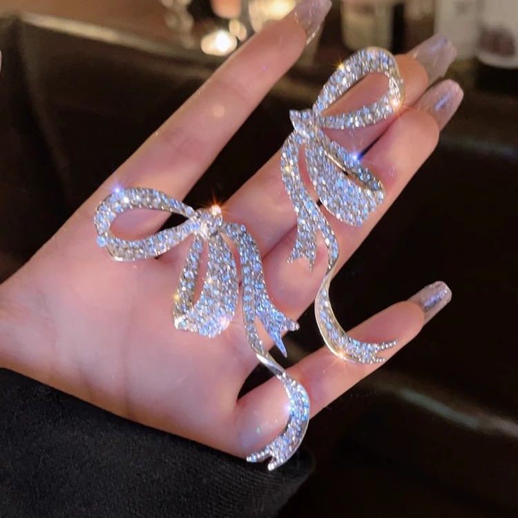 Full-diamond ribbon bow stud earrings in a cold and aloof style for women, light luxury and niche design, high-end and trendy earrings details Picture