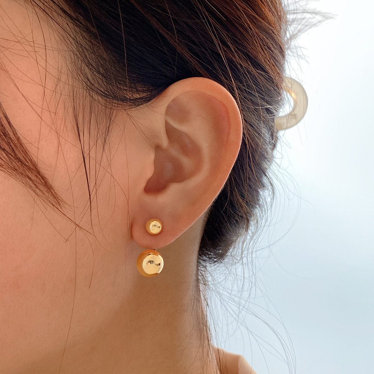 ins blogger's same style of French cold style metal round stud earrings, unique round stud earrings, wholesale of elegant and high-end earrings full figure