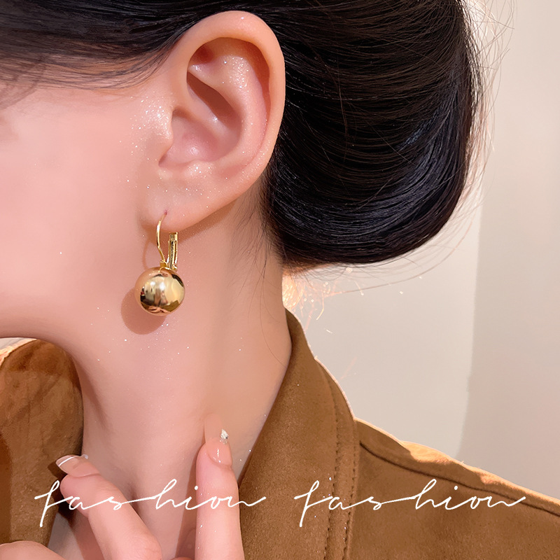 The light luxury metal round ball earrings exude a sense of sophistication for women. The niche design is fashionable, the ear buckles are elegant, and the round bead earrings and earrings are popular on the Internet Specification drawing