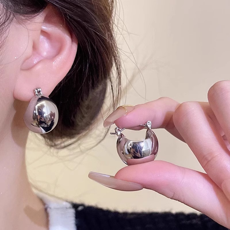 Retro Hong Kong-style metal round stud earrings for women, light luxury and fashionable style, niche design, high-end and unique earrings Specification drawing