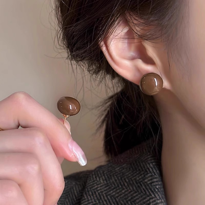 Autumn and winter Maillard style coffee-colored pearl stud earrings for women, retro and fashionable, simple and versatile, unique earrings details Picture