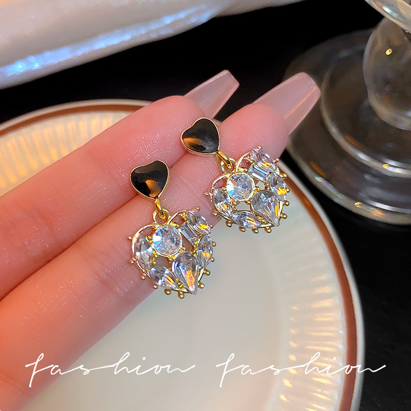 925 Silver Needle Exquisite heart-shaped Earrings, light luxury earrings, elegant earrings, high-end stud earrings, fashionable and exquisite slimming earrings full figure