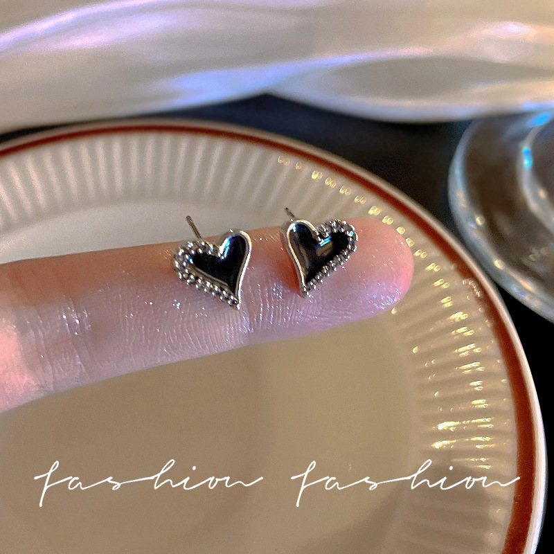The black heart-shaped earrings with sparkling diamonds exude a delicate, light luxury and high-end feel. They are versatile and feature a niche design, exuding a sweet and cool charm Specification drawing
