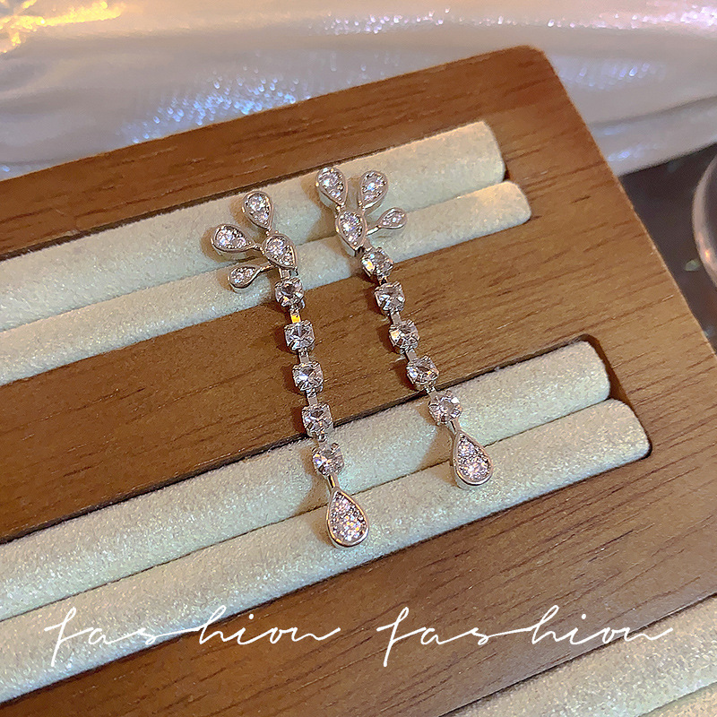 Fashionable, fresh and elegant, floral stud earrings with water drop tassels, niche design, high-end feel, suitable for women with big faces Specification drawing