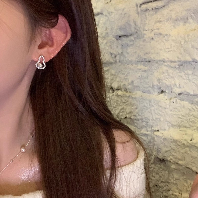 New Chinese-style traditional Chinese style hollowed-out copper micro-inlaid gourd pearl stud earrings for women, niche design, high-end and elegant retro style earrings Specification drawing