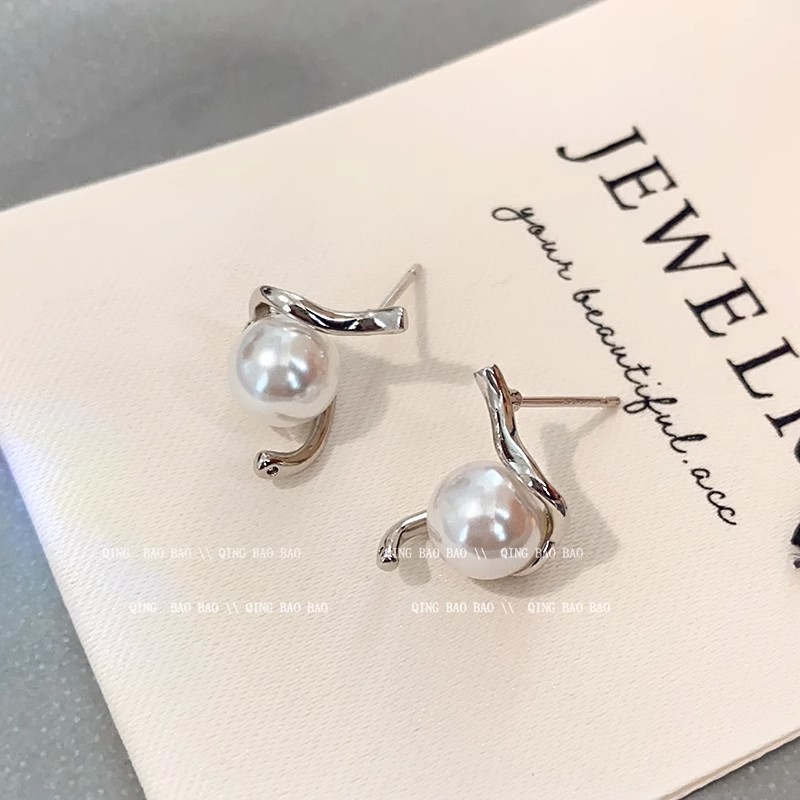 Korean-style imitation pearl stud earrings, niche and simple design sense, individual earrings, high-end feel, versatile and fashionable earrings Application Scenario