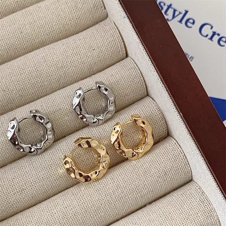 Metal textured small circle earrings, women's light luxury, niche design sense, high-end fashion, retro stud earrings and accessories Specification drawing