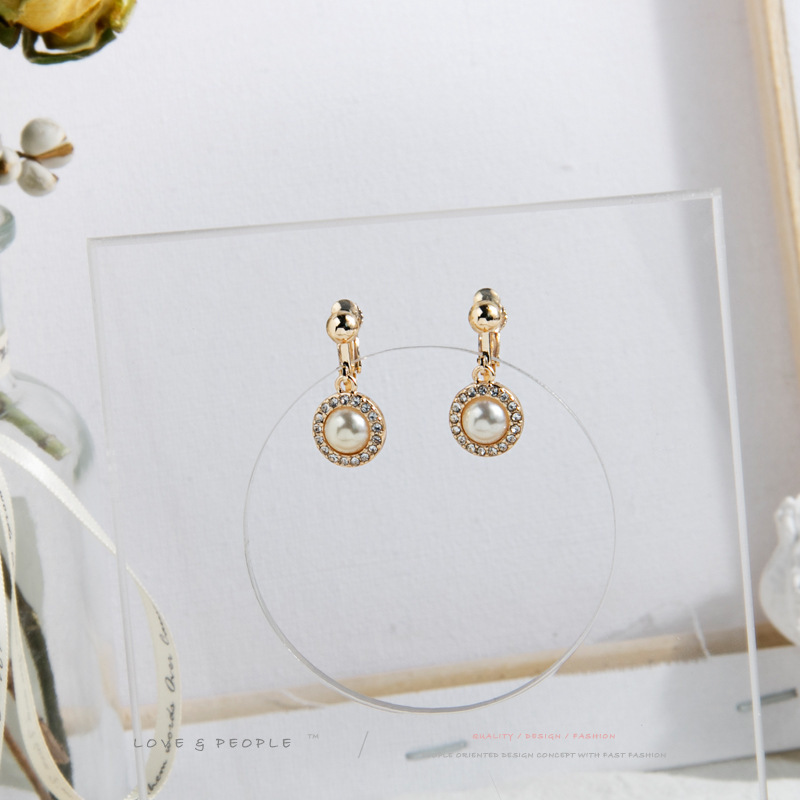 Elegant and refined water diamond pearl earrings, niche and simple, versatile for commuting, spiral ear clips, no ear holes, wholesale Application Scenario