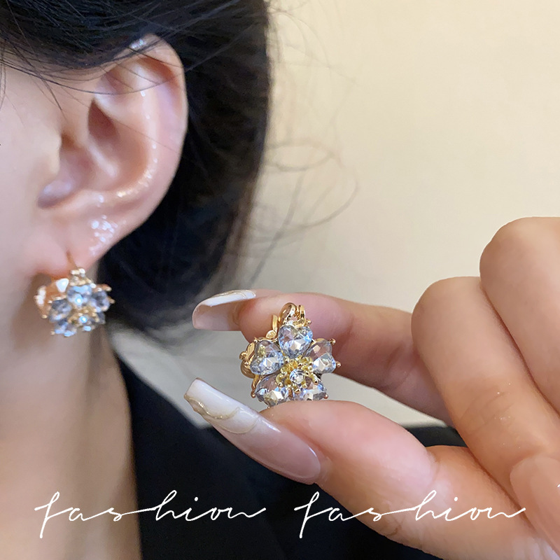 A pair of elegant cat's eye stone flower ear buckles, exquisite and versatile, with a touch of light luxury and high-end style earrings, a new 2024 style Specification drawing