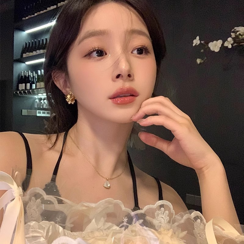 For autumn and winter, metal three-dimensional flower stud earrings are worn on both the front and back, presenting a unique and elegant style with a touch of light luxury and high-end gold earrings Specification drawing