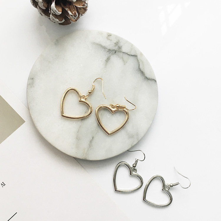 The Japanese Harajuku soft and cute girl's hollowed-out geometric heart-shaped sweet golden heart-shaped earrings, pendants and earrings are trendy full figure