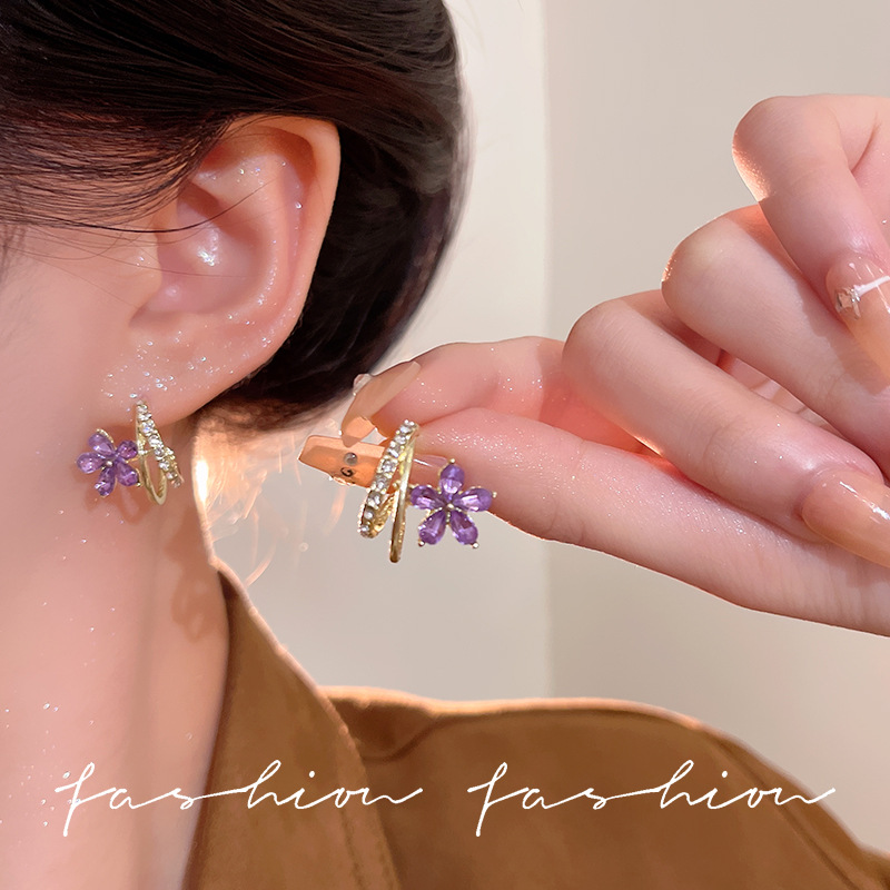 Douyin's best-selling purple zircon flower earrings exude a feminine charm and a sense of sophistication. The silver needle stud earrings are exquisite and versatile details Picture