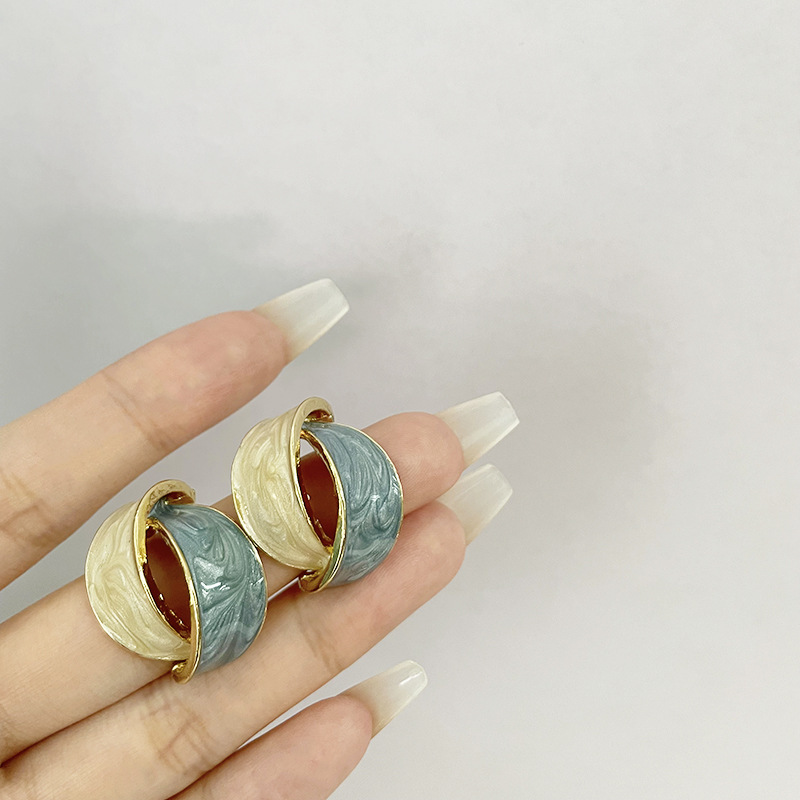 S925 Silver Needle French Artistic color-blocking earrings, retro color series silver needle stud earrings, simple and elegant alloy oil-dropping ears Application Scenario