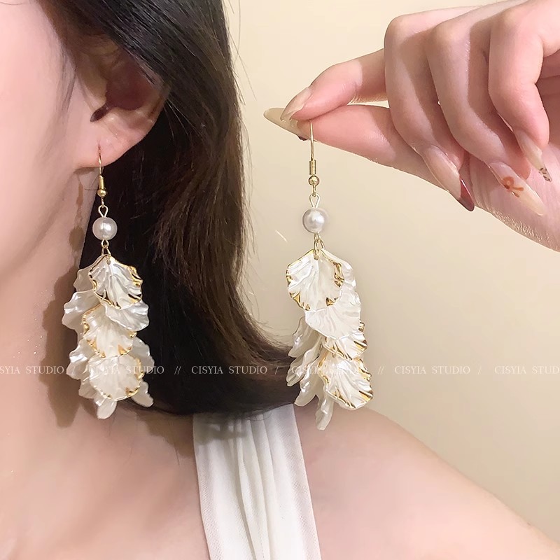 Petal-shaped long tassel earrings, women's pearl high-end, 2025 new bestseller flower earrings, French gentle stud earrings full figure