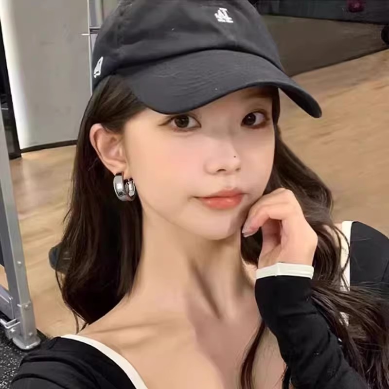 French retro and simple large plain ring earrings, a niche design for women with a fashionable and high-end feel, light luxury and elegant ear accessories Specification drawing