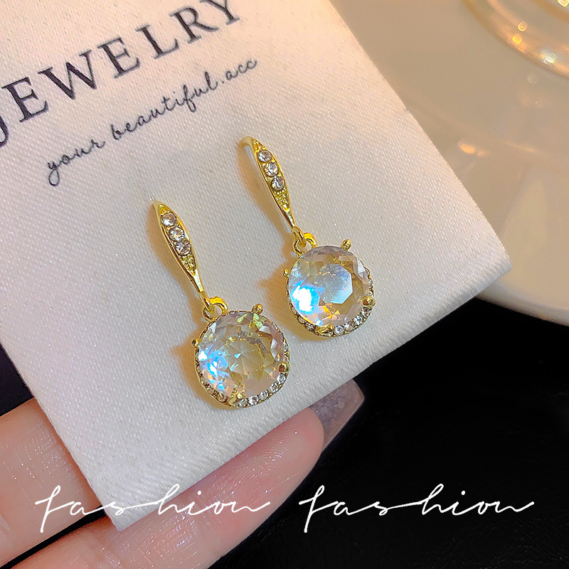 New high-end, light luxury, niche fashion, elegant and refined female stud earrings, unique zircon earrings, versatile earrings, simple and elegant full figure