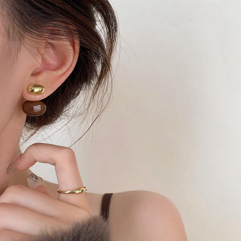 Maillard coffee-colored front and back bean earrings for autumn and winter, feminine stud earrings, 2025 new bestsellers, high-end earrings Application Scenario