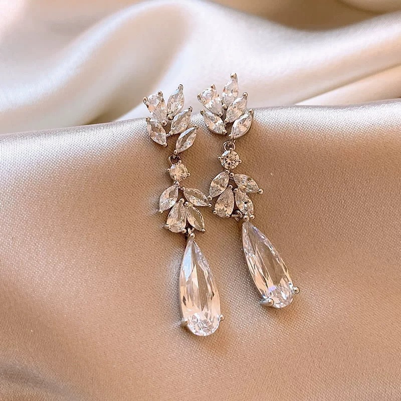 Super sparkling tassel wheat ear earrings for women, exquisite and niche design, teardrop-shaped earrings, stud earrings, 925 silver needle earrings Application Scenario