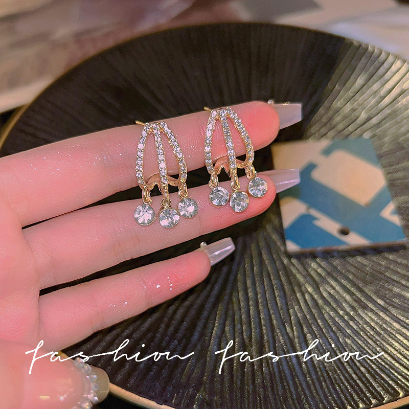 Unique design fringed crystal niche earrings, feminine, light luxury, individual design sense, fashionable and versatile stud earrings Specification drawing