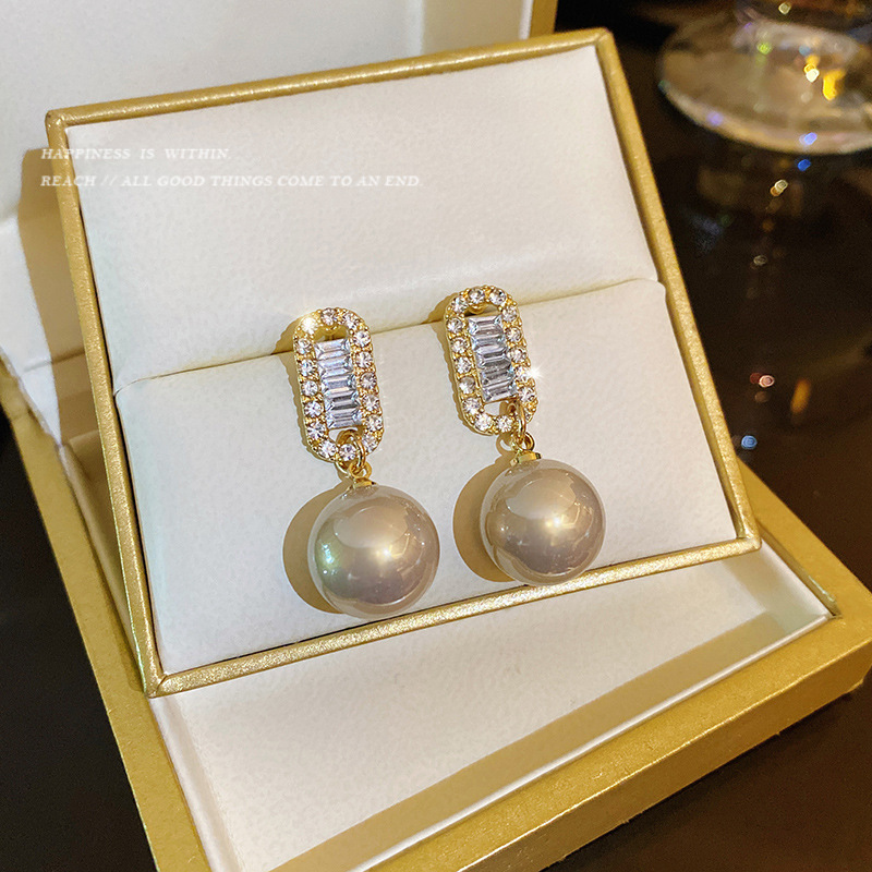 S925 Silver needle retro style pearl earrings, women's light luxury style, versatile stud earrings for socialite, wholesale of Korean diamond-encrusted earrings Application Scenario