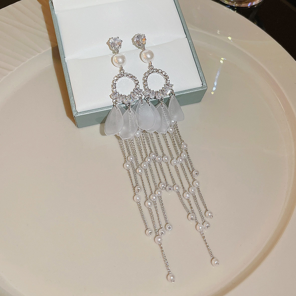 Fashionable, ethereal, exaggerated tassel earrings, silver needle high-end earrings, light luxury, exquisite and niche design, sweet and cool style earrings Application Scenario