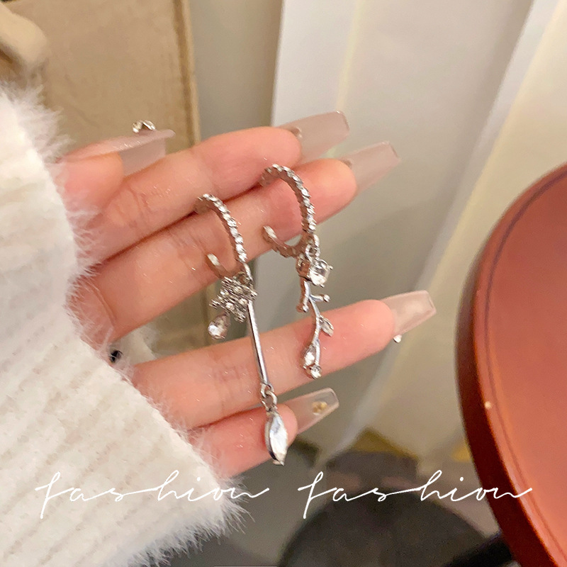 Niche design sense, high-end asymmetrical temperament earrings, women's long tassel light luxury flower earrings, women's internet-famous earrings Specification drawing