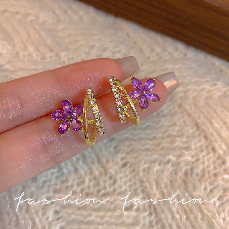 Douyin's best-selling purple zircon flower earrings exude a feminine charm and a sense of sophistication. The silver needle stud earrings are exquisite and versatile full figure
