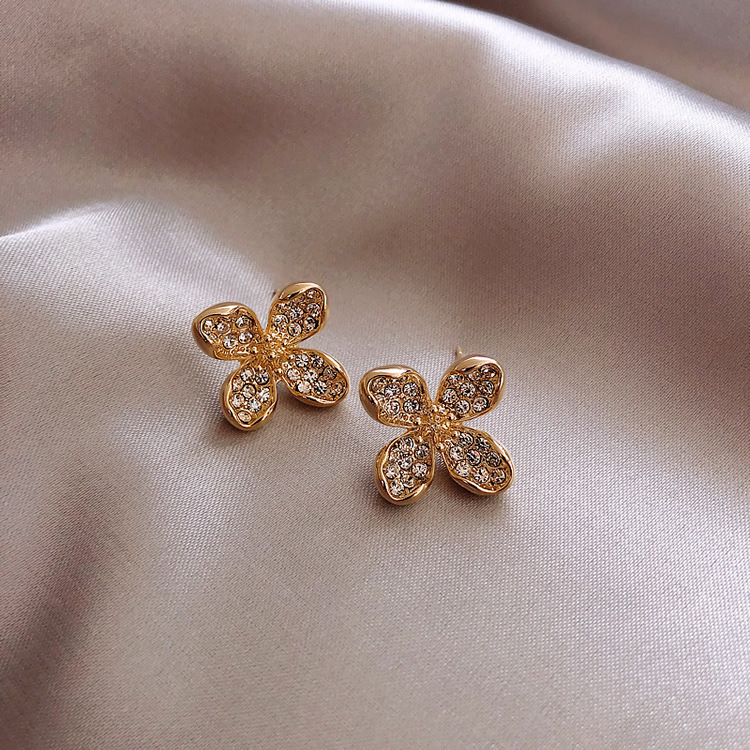 Four-leaf petal stud earrings, simple and cold style, small earrings for women, 925 silver needle earrings, popular and stylish commuting earrings Specification drawing