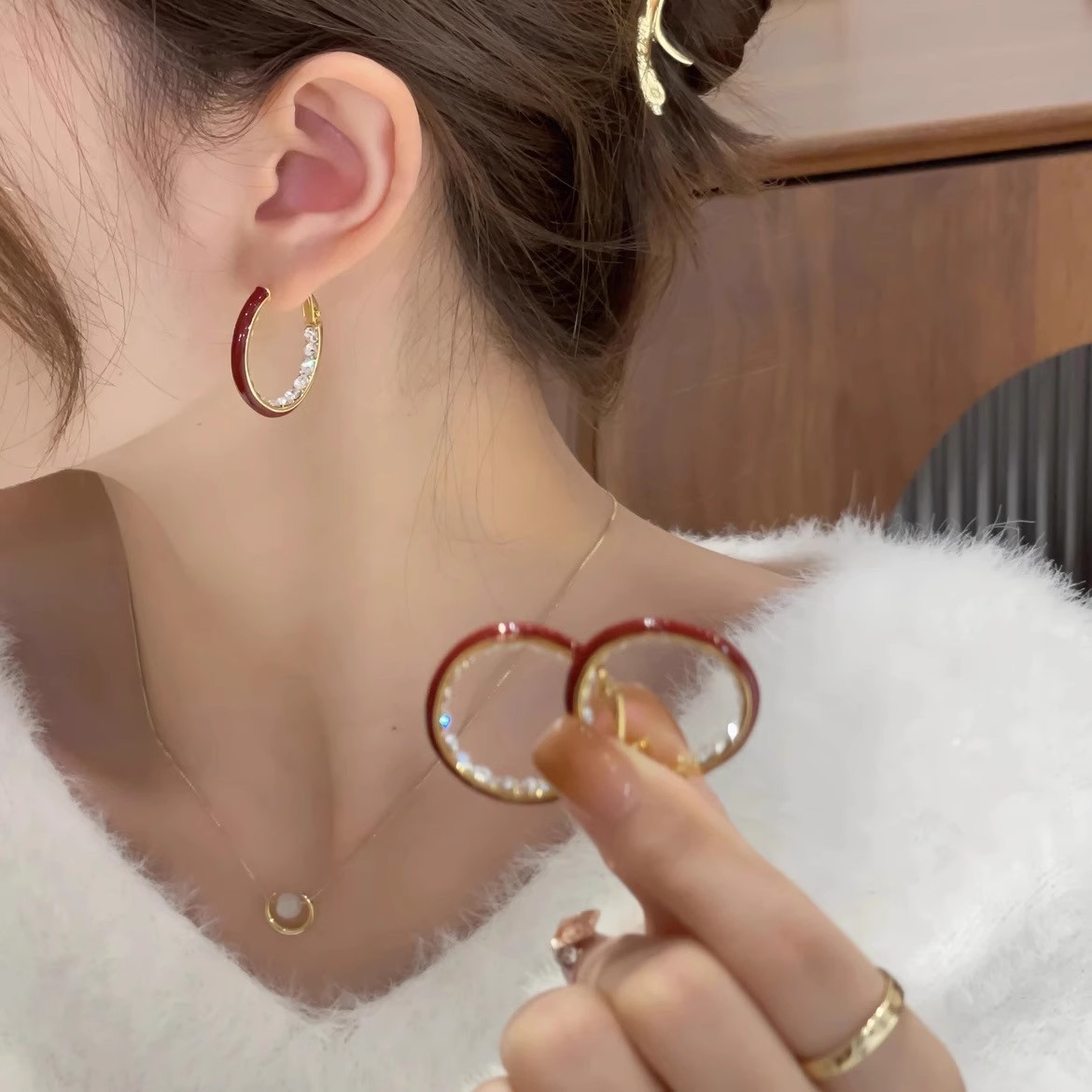 The black tea style Ankela red small ear ring, a niche design that makes the skin look fairer, retro earrings with a circle, high-end and exquisite earrings and stud earrings full figure