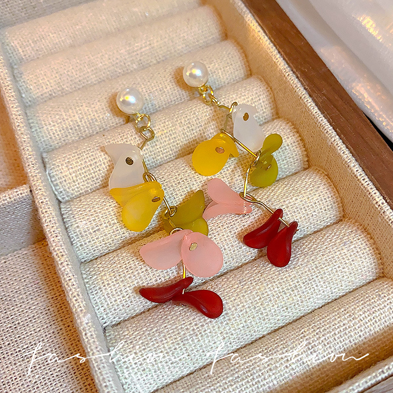 Ethereal tassel petal pearl earrings, high-end and light luxury style, long round face slimming, vacation earrings for women Specification drawing
