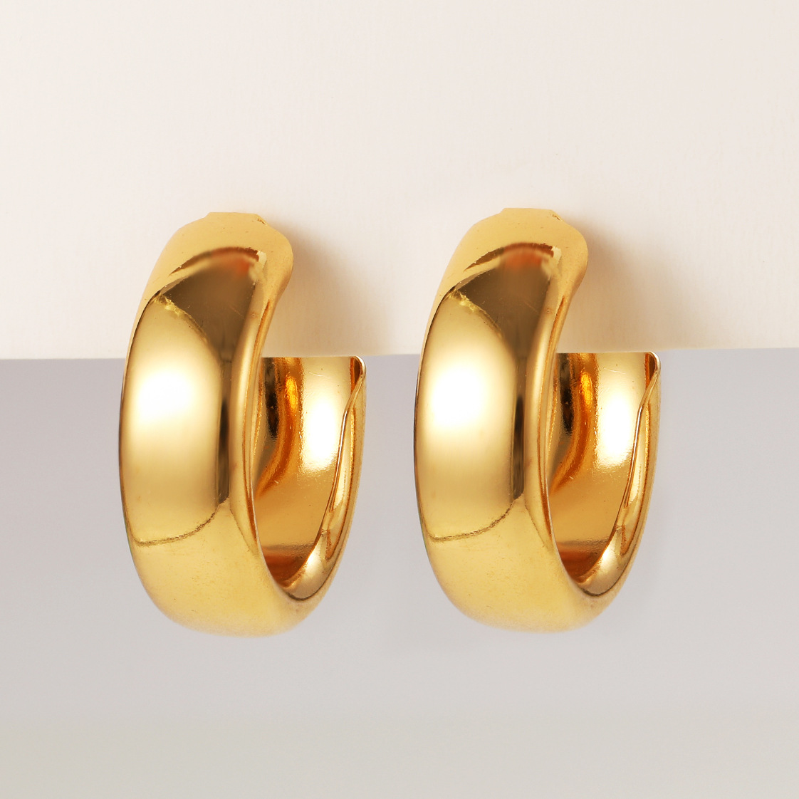 The C-shaped earrings, a popular cross-border bestseller in Europe and America, feature creative metal geometric circles and a trendy style. They are simple and individual earrings full figure