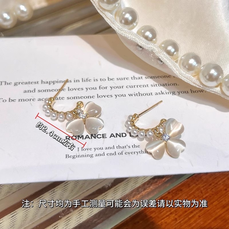 Cat's eye stone flower pearl stud earrings exude a sense of light luxury and high-end elegance. The earrings feature a niche design and are fashionable and versatile Application Scenario
