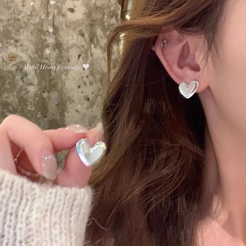 Korean cold style, niche design, three-dimensional heart-shaped stud earrings, high-end women's light luxury earrings, unique and elegant earrings full figure