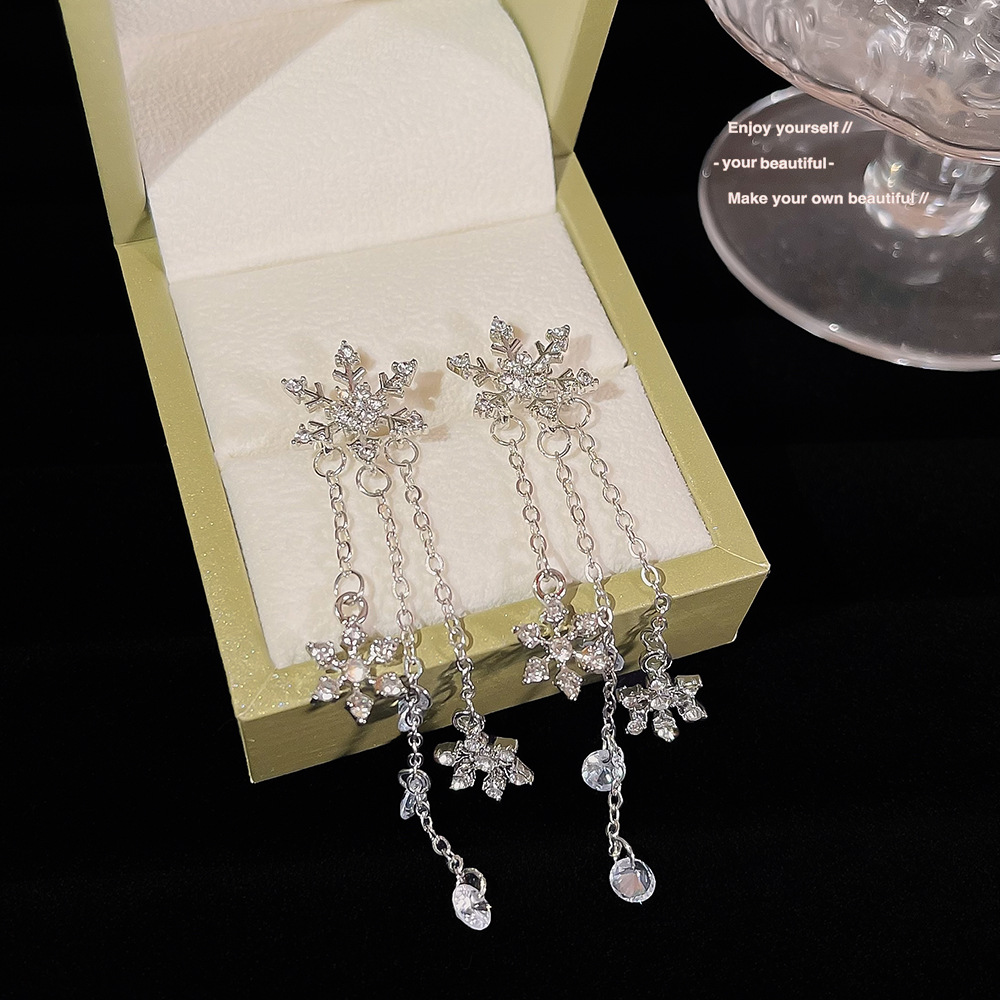 The new super sparkling snowflake diamond earrings are fashionable, exquisite and elegant. The versatile tassel earrings exude a light luxury and high-end feel. They are perfect for women full figure