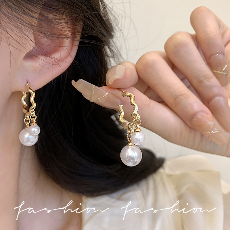 European and American retro French Baroque pearl earrings, women's light luxury, high-end and exquisite golden metal large earrings and stud earrings Application Scenario