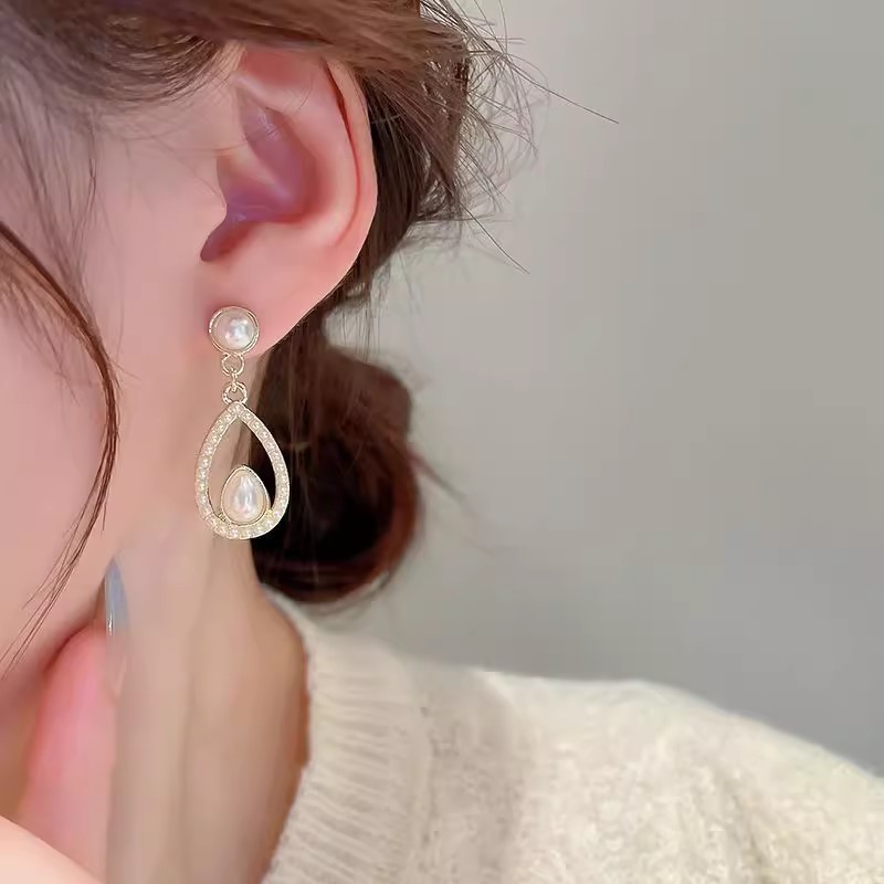 Hong Kong-style retro teardrop-shaped pearl stud earrings for women, light luxury, fashionable and high-end look, simple and elegant earrings full figure